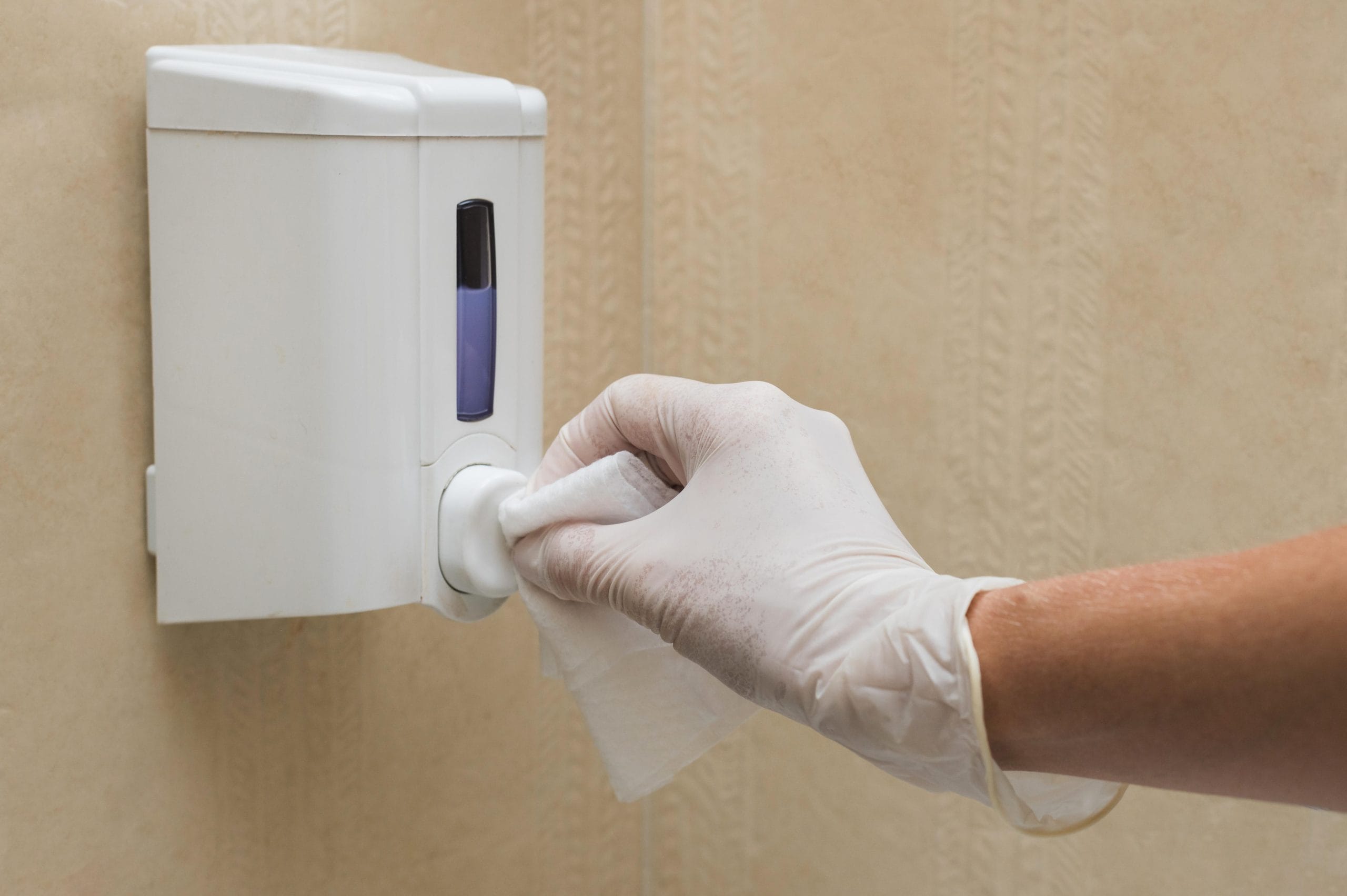 distributeur-de-savon-desinfectant-main-avec-gant