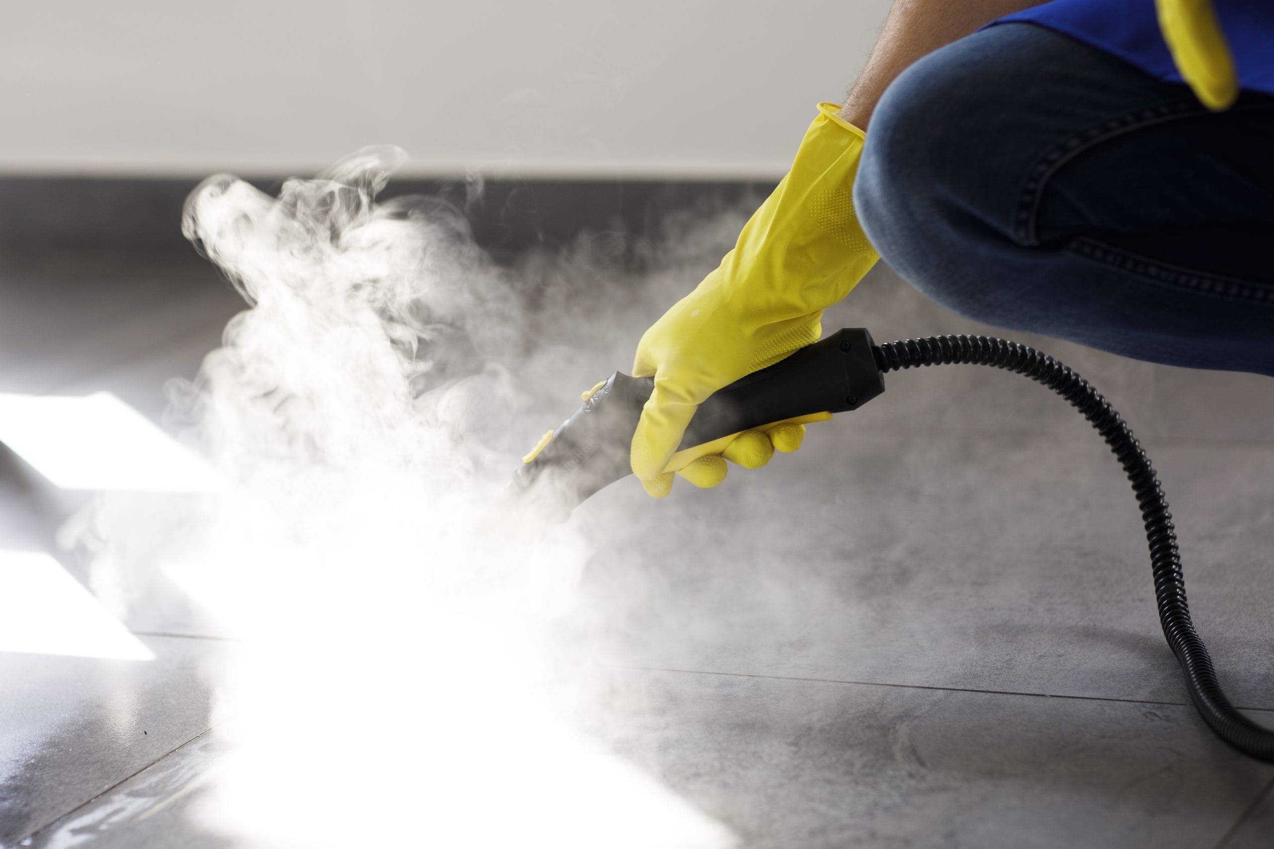 personne-de-service-de-nettoyage-professionnel-utilisant-un-nettoyeur-a-vapeur-au-bureau