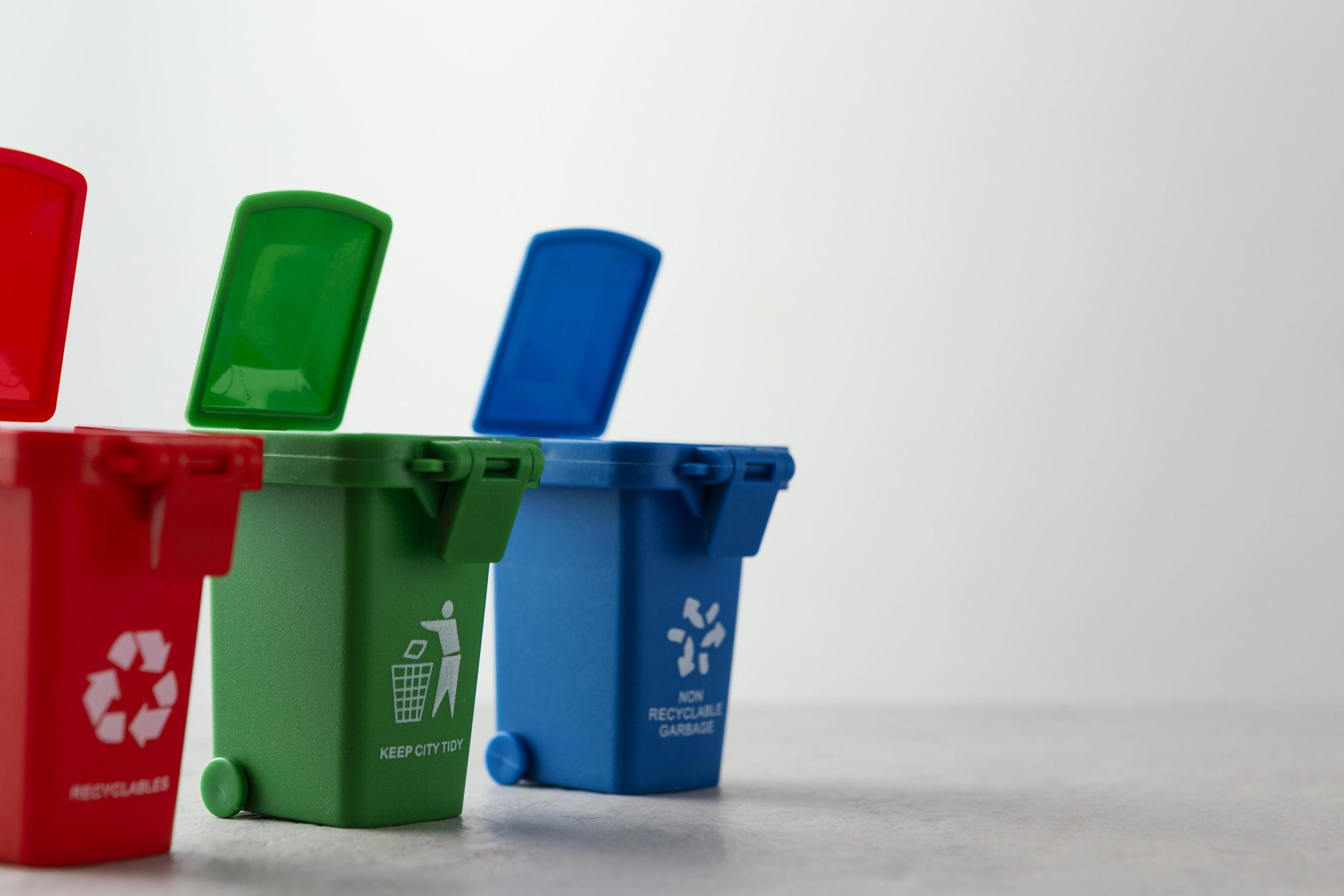 trois-bacs-de-recyclage-miniatures